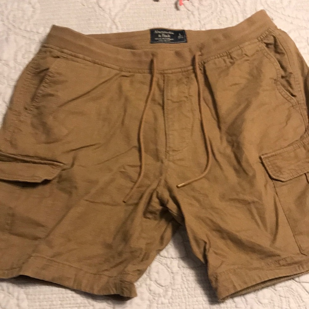 Men's Abercrombie linen cargo shorts.